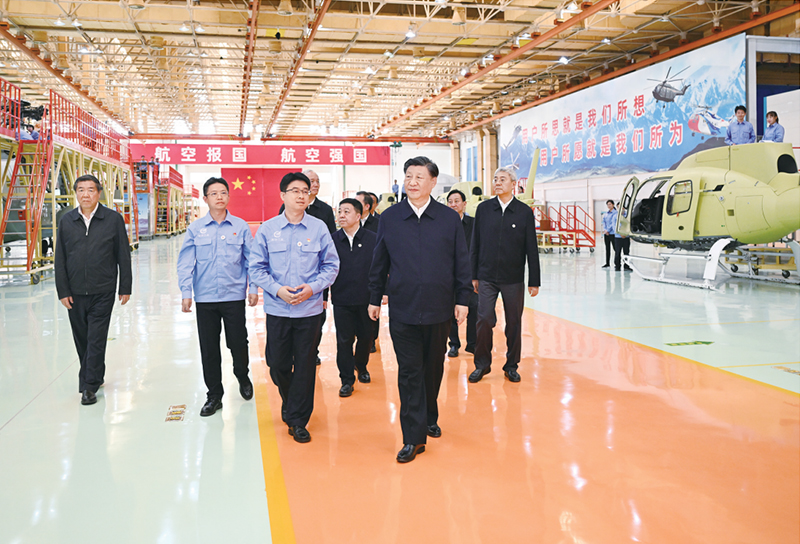 2023年10月10日至13日，中共中央总书记、国家主席、中央军委主席习近平在江西考察。这是11日上午，习近平在景德镇市昌河飞机工业（集团）有限公司考察。 新华社记者 燕雁/摄