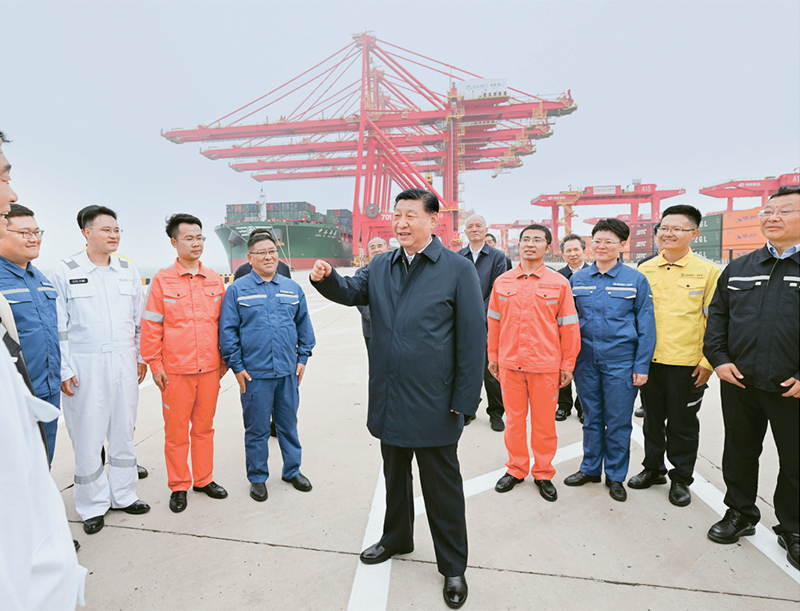 2024年5月22日至24日，中共中央总书记、国家主席、中央军委主席习近平在山东考察。这是22日下午，习近平在日照港亲切慰问港口科技工作者、运营人员、航运人员。 新华社记者 谢环驰/摄