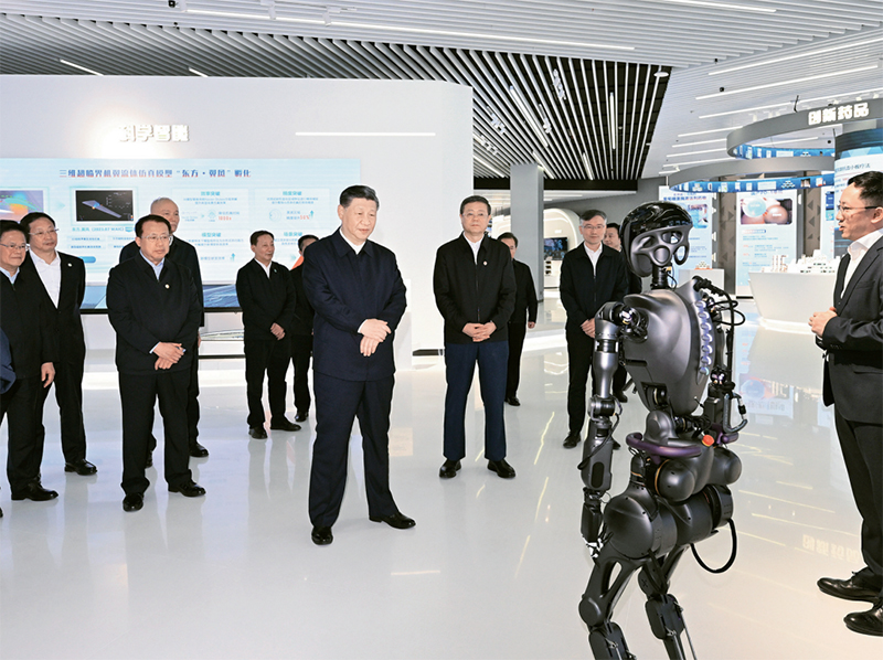 2023年11月28日至12月2日，中共中央总书记、国家主席、中央军委主席习近平在上海考察。这是11月28日下午，习近平在浦东新区张江科学城参观上海科技创新成果展。 新华社记者 谢环驰/摄