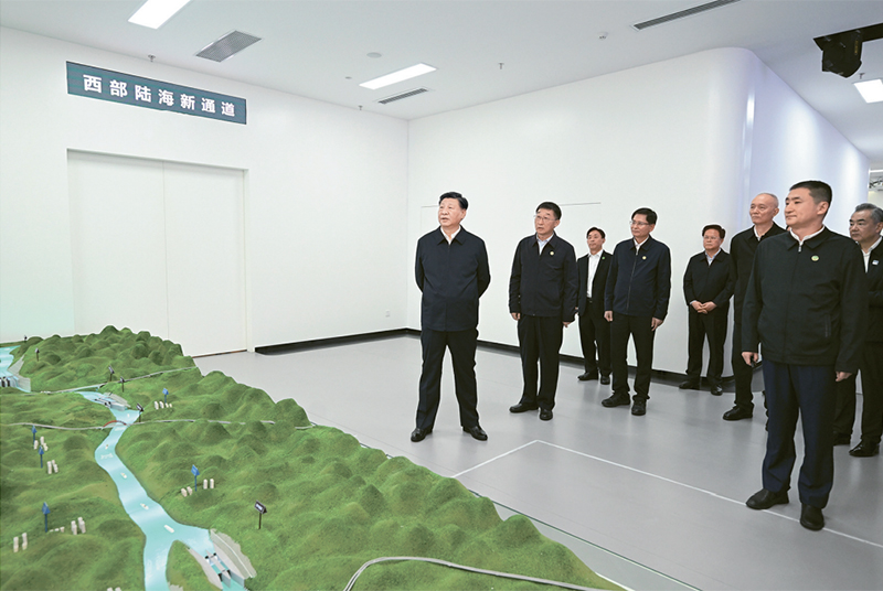 2023年12月14日至15日，中共中央总书记、国家主席、中央军委主席习近平在广西考察。这是14日上午，习近平在南宁市考察中国—东盟信息港股份有限公司，结合平陆运河沙盘听取西部陆海新通道骨干工程建设汇报。 新华社记者 谢环驰/摄